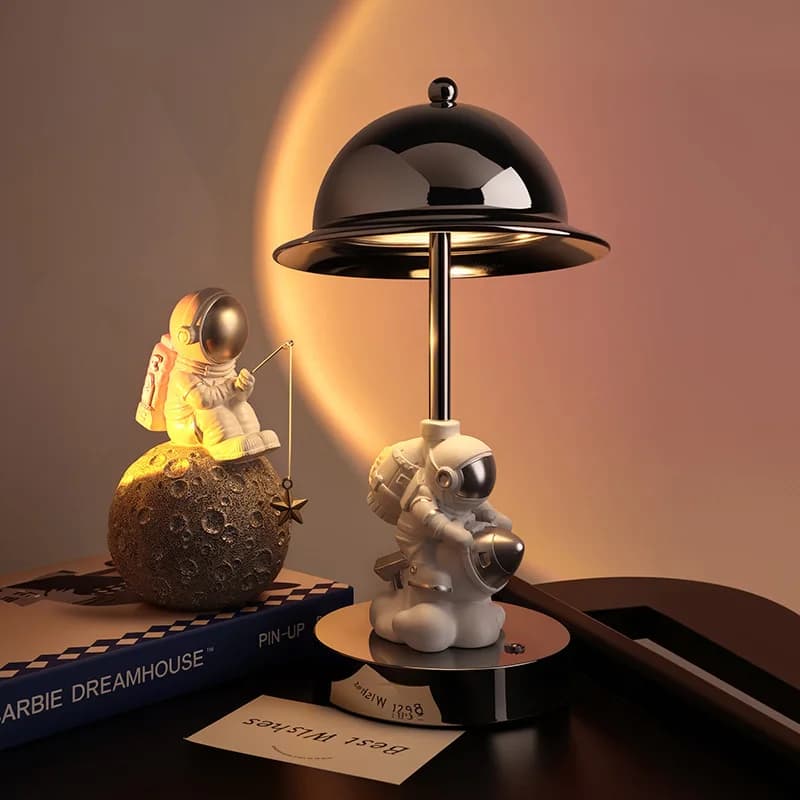 Lampada da scrivania a forma di cartone animato Astronauta di lusso Seduta Luce notturna Camera da letto Comodino Sonno Atmosfera Luce Inaugurazione della casa Regali di coppia