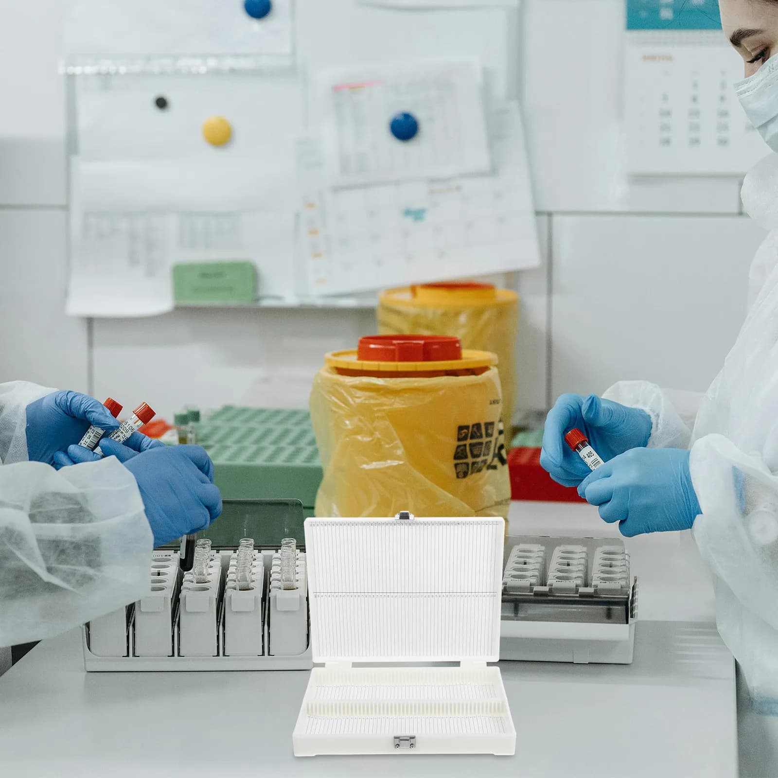 Scatola per campioni con 100 scomparti per vetrini microscopici, custodia da laboratorio riutilizzabile in plastica con chiusura in acciaio inossidabile
