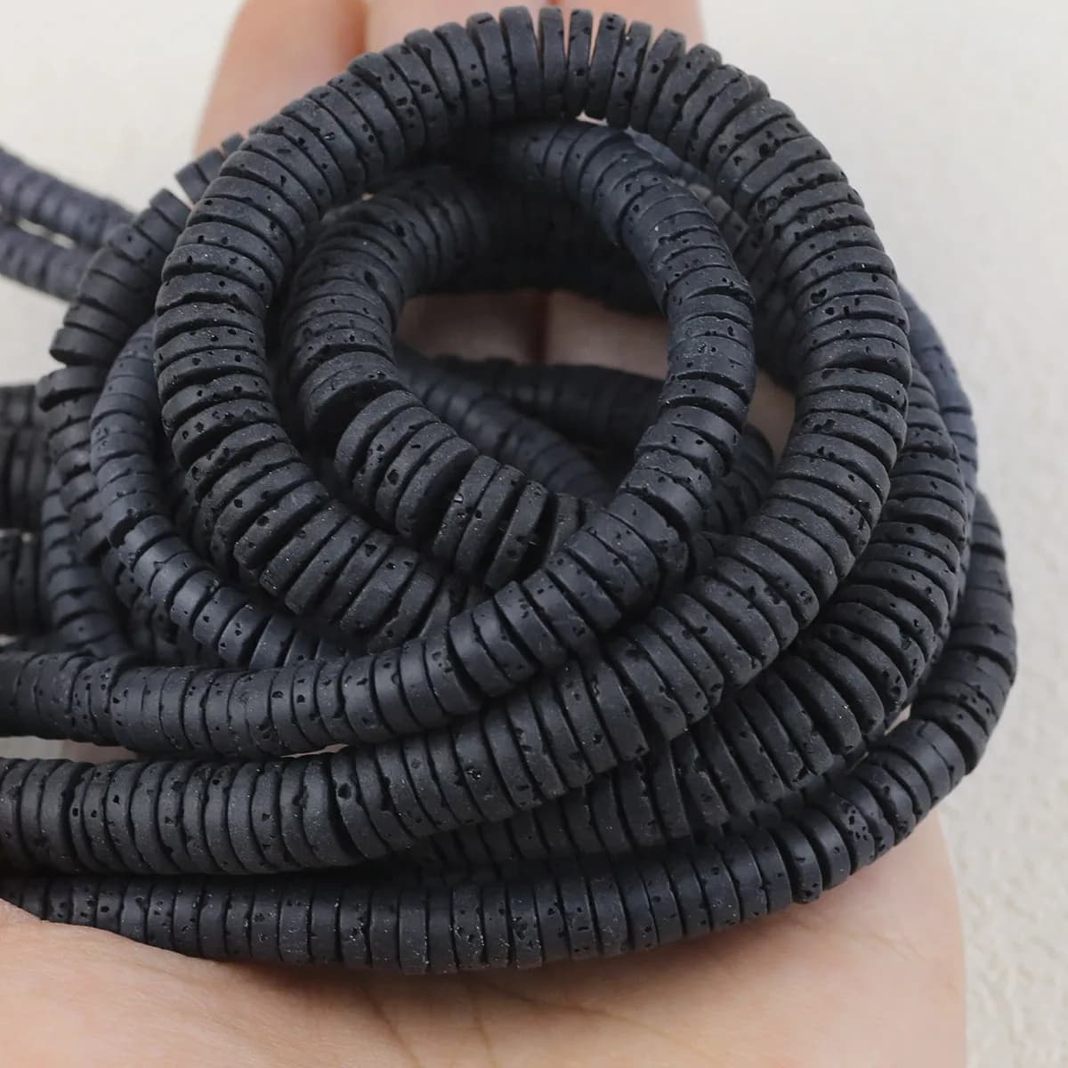 Pietra lavica nera naturale perline di roccia vulcanica 4/6/8mm distanziatore rotondo piatto perline allentate per gioielli accessori per collana braccialetto fai da te