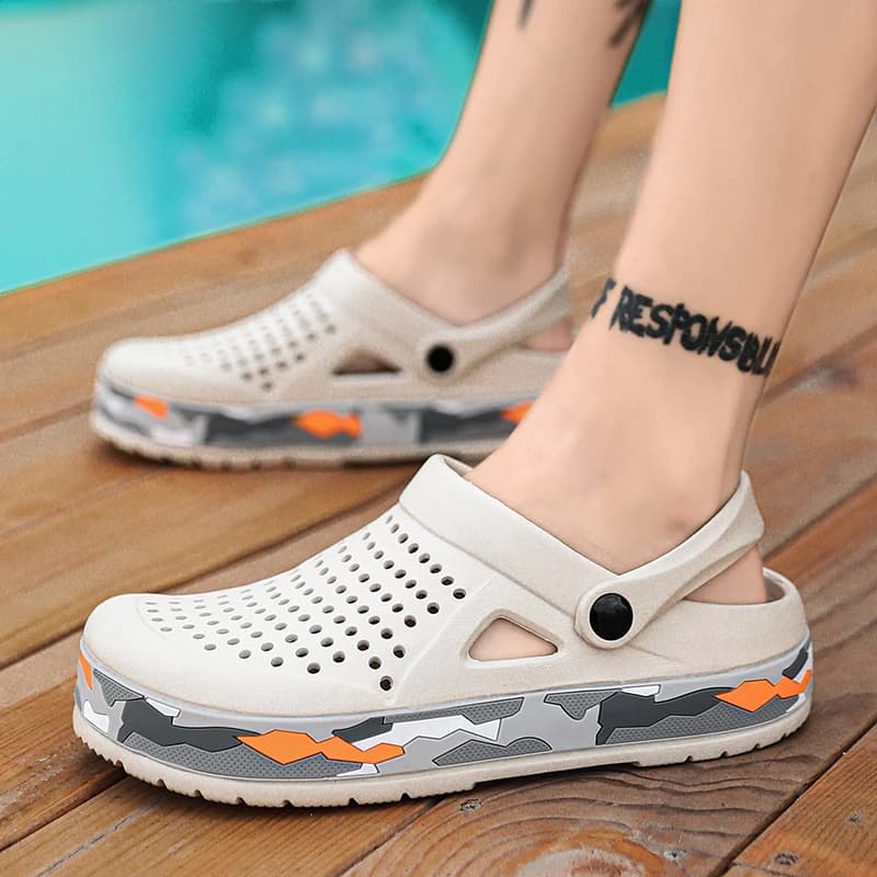 Scarpe casual estive da uomo con foro antiscivolo leggere e traspiranti Due sandali da uomo alla moda, comode scarpe da spiaggia, pantofole