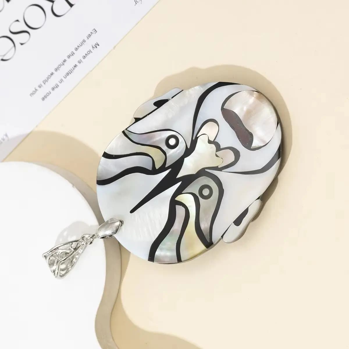 Ciondoli in Conchiglia Naturale 52x60mm, Stile Cinese Creativo, Maschera dell'Opera di Pechino Dipinta, Accessori Fai-da-Te per Collane e Orecchini, 1 Pezzo
