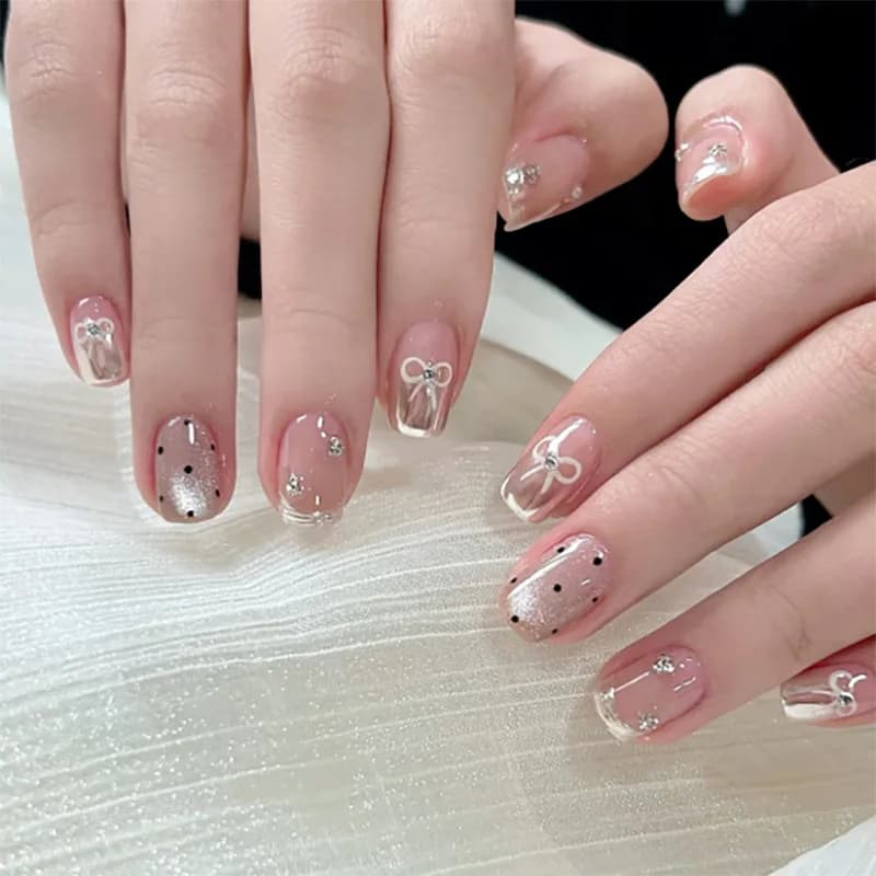 24 pcs. Finte Nails Quadrate Corte Press-On with Pois, Effetto Occhio di Gatto, Fiocco e Strass, Design Glitterato per Manicure