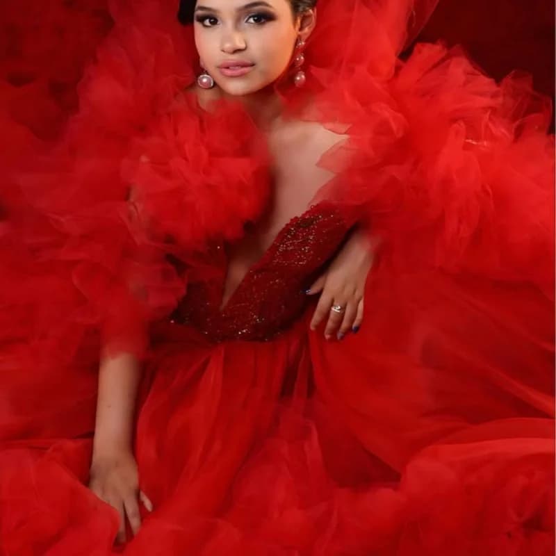 Abito rosso Quinceanera con spalle scoperte in pizzo a strati con volant in cristallo glitter decalcomania coda lunga abiti da 15 Quinceanera Personalizzato