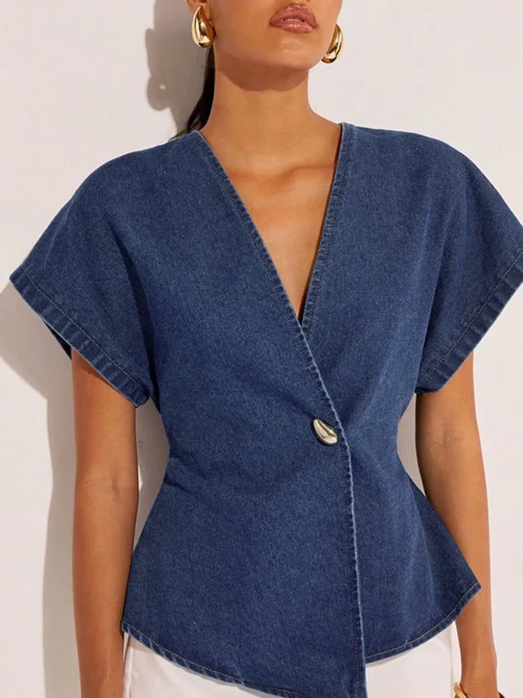Camicetta in denim blu scuro da donna 2026, scollo a V, manica corta, orlo asimmetrico, bottone singolo, peplum avvolgente, top casual estivo