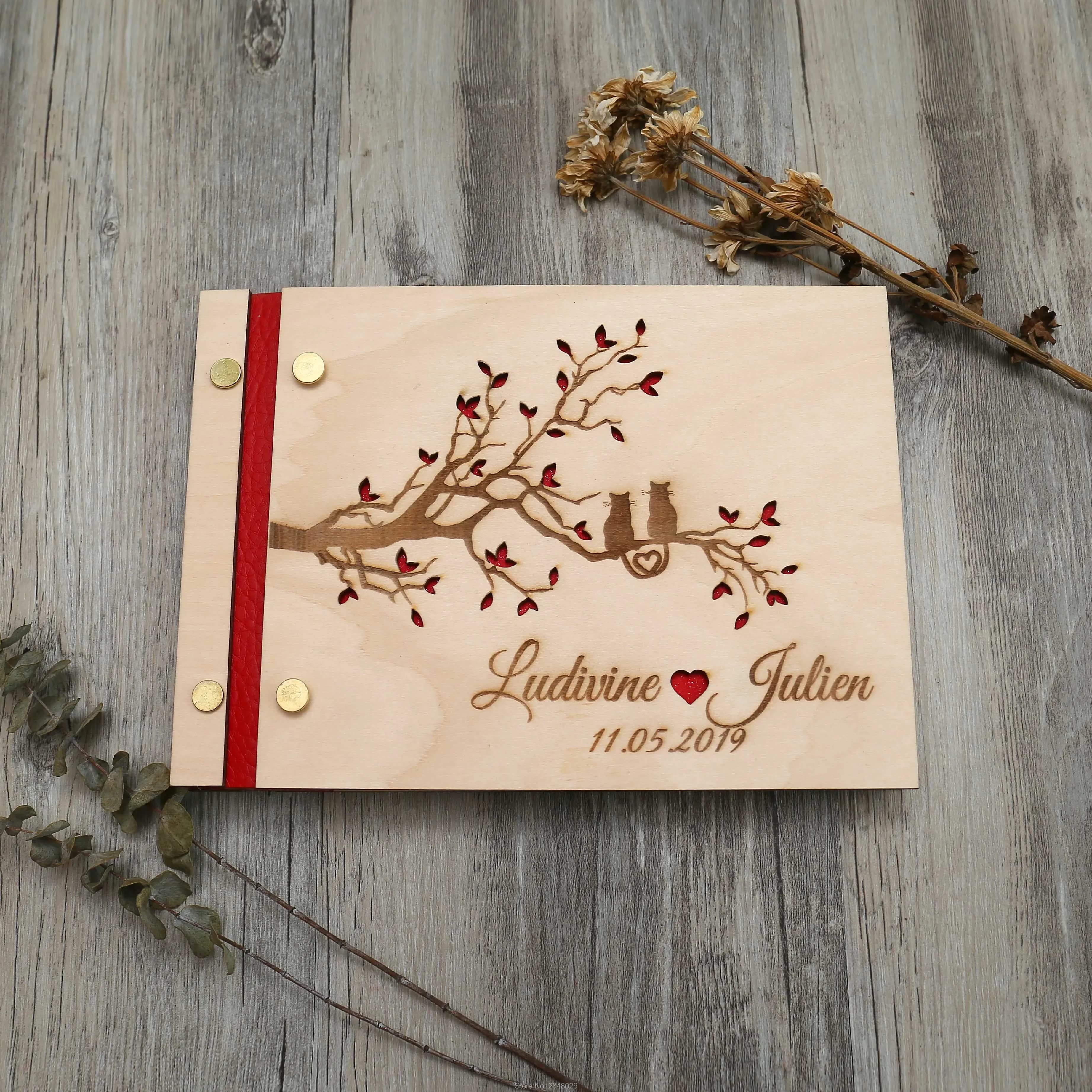 Albero rustico inciso con il libro degli ospiti del matrimonio dei gatti dell'amore, libro degli ospiti personalizzato del matrimonio Mr&Mrs in legno, cartello personalizzato nell'album