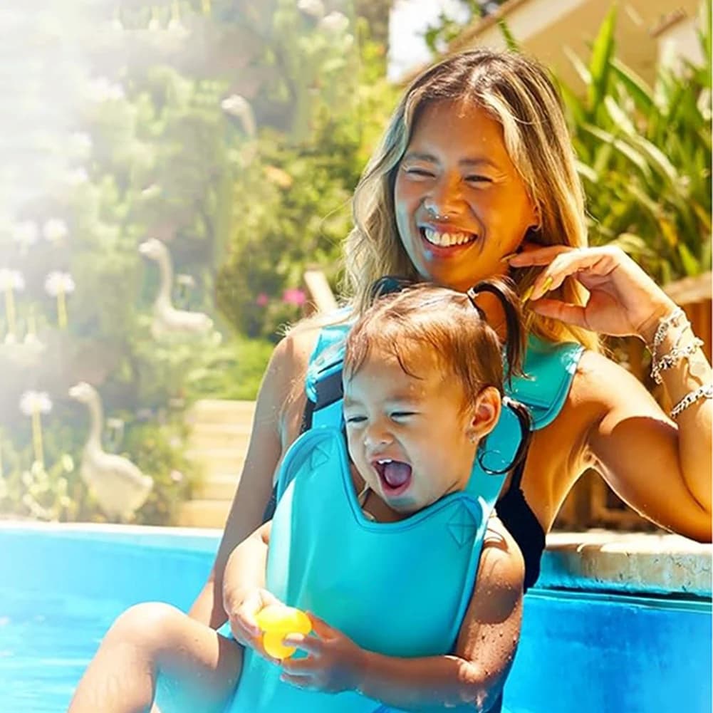 Innovativo marsupio leggero per neonati e bambini, utilizzabile sia in acqua che su terra, con seduta ergonomica per piscina e spiaggia.