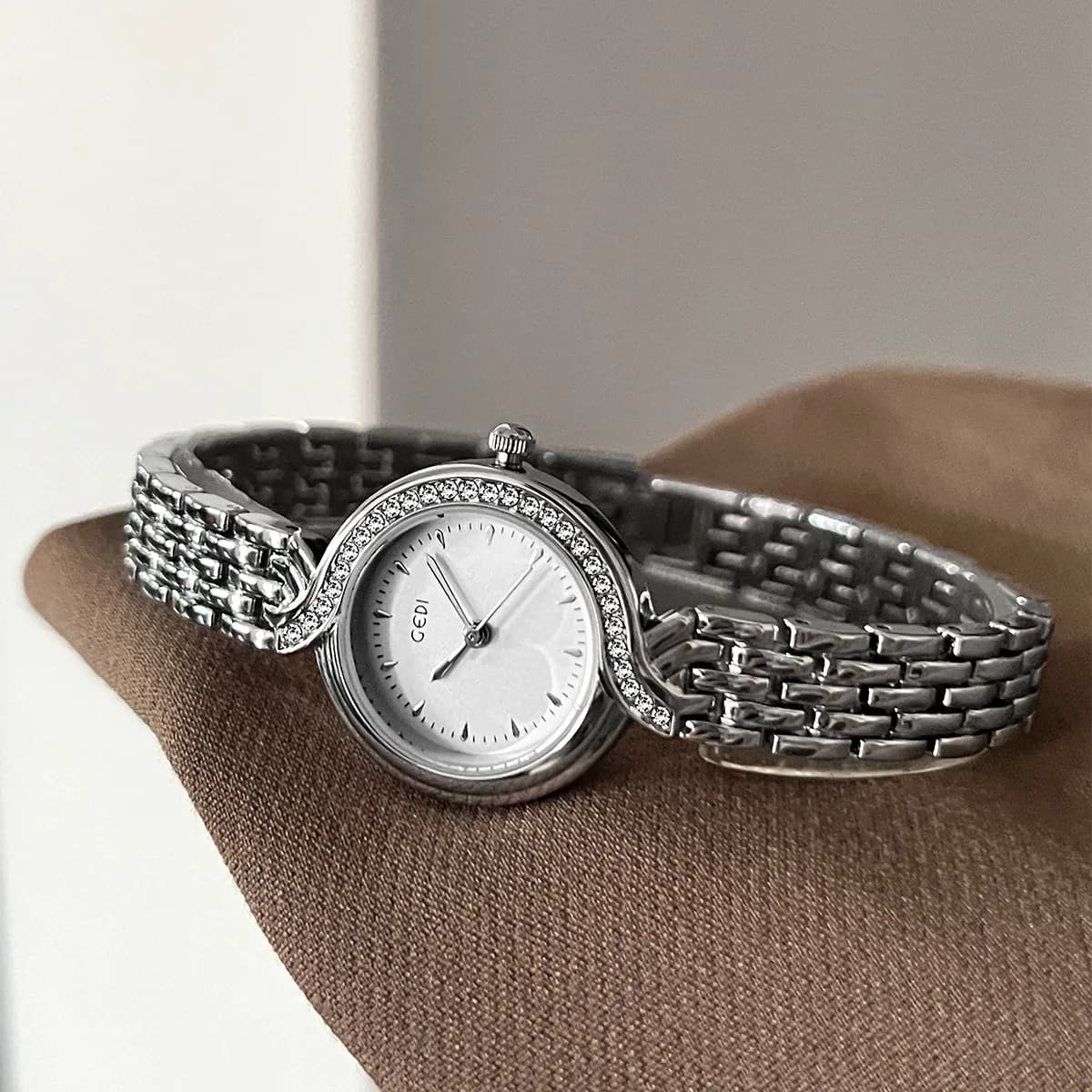 New women's watch, slightly luxurious, simple and compact style quartz watch, unique design, versatile combination of watch and bracelet.