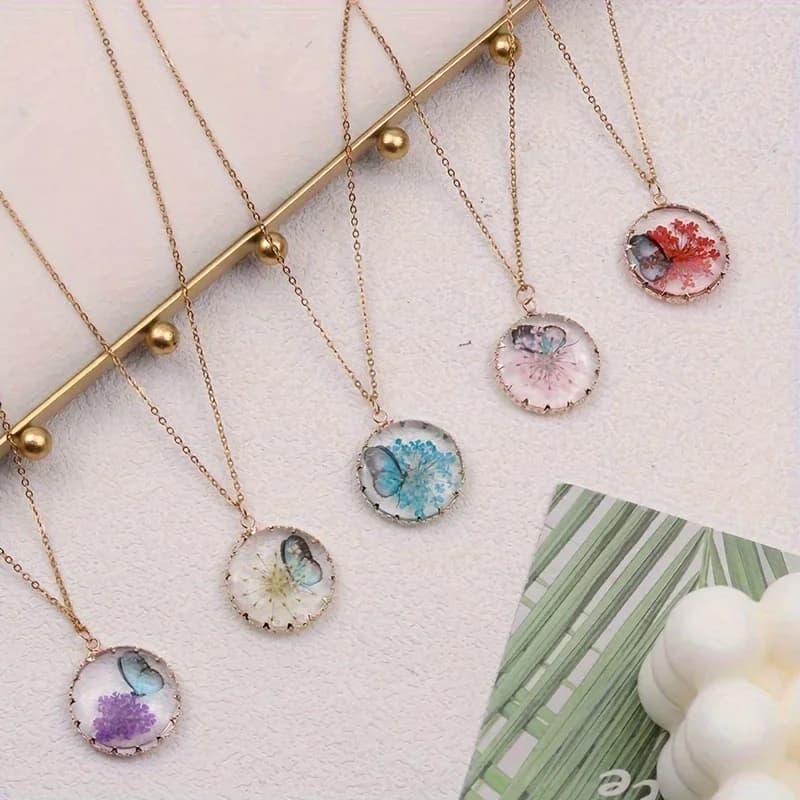 Collana con farfalla piccola e fresca, ciondolo in resina a forma di fiore, collana vintage alla moda da donna, adatta per l'uso quotidiano.