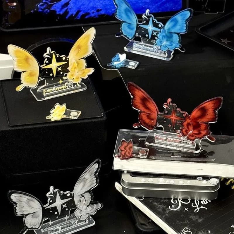 Set di 4 Supporti Trasparenti in Acrilico a Forma di Farfalla per Badge, Porta Pin da 58mm per Anime, Decorazione da Scrivania e Organizzatore per Collezioni per Fan