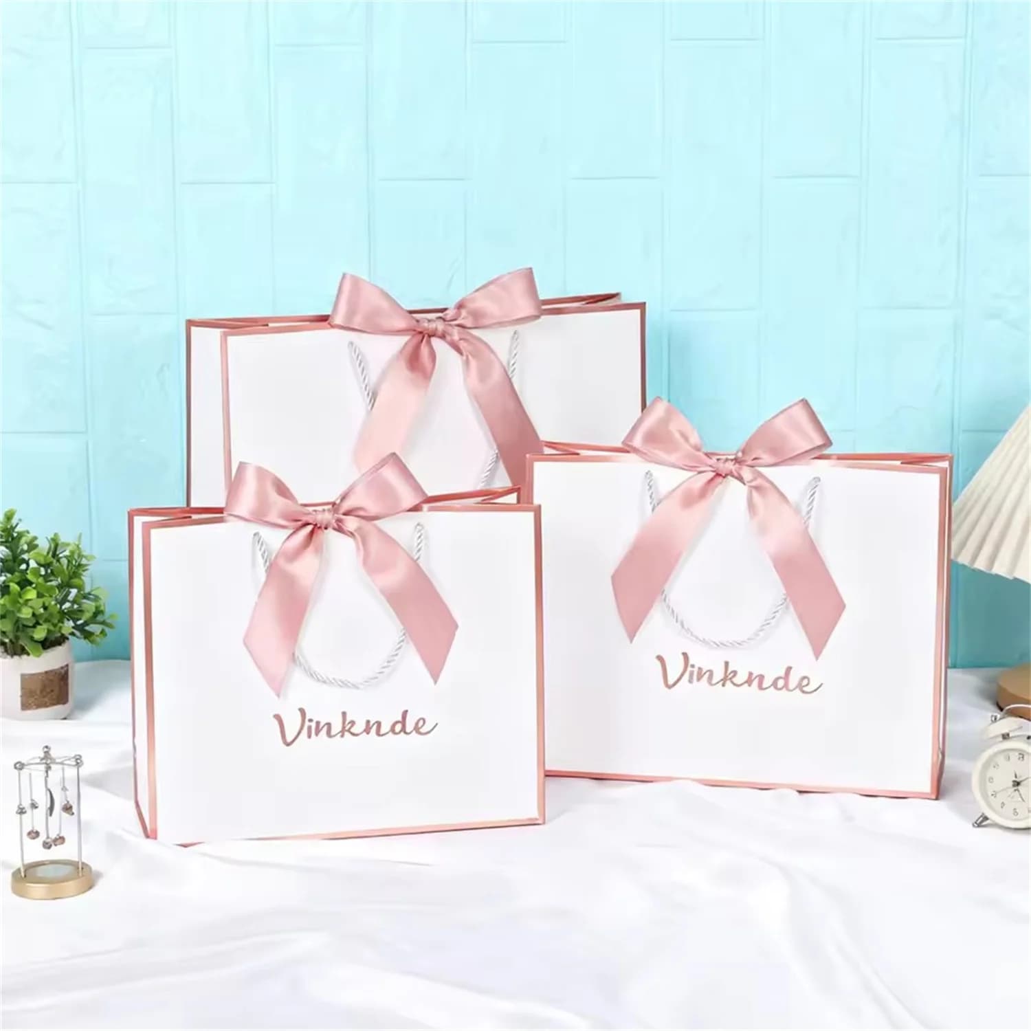 Confezione da 100 sacchetti di carta con manico Kraft stampati personalizzati di lusso, riciclabili, confezioni per la vendita al dettaglio, abbigliamento, scarpe, regali in pelliccia, sacchetti di cartone con logo del marchio