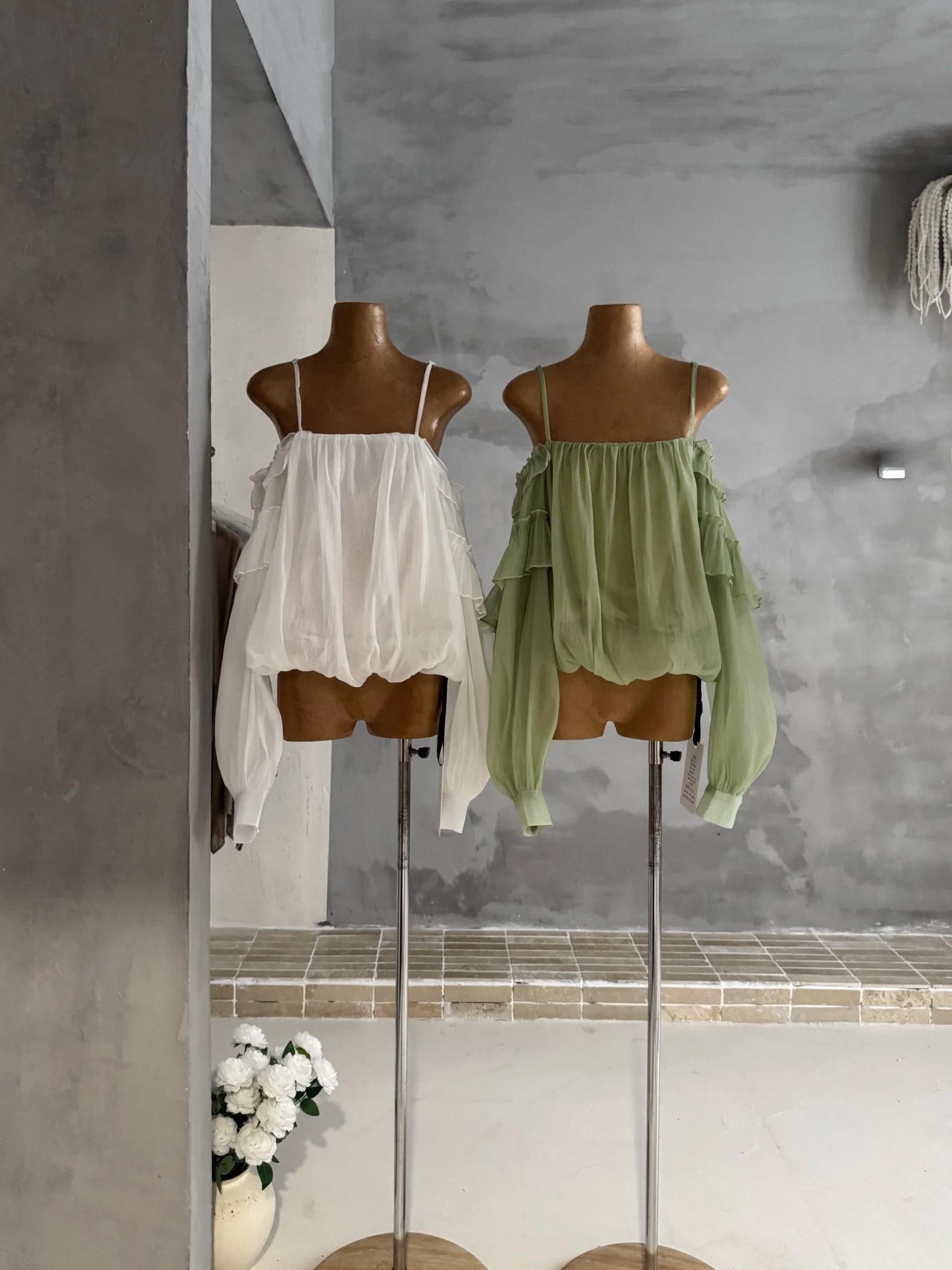 Camicetta in chiffon a maniche lunghe da donna Dream Wild Long Corridor Cold Sensation Lotus Leaf Bud con spalle scese in fibra di poliestere