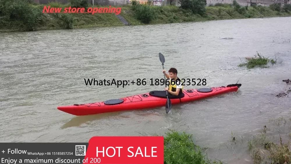 Sede speciale nella barca kayak con pedali in plastica utilizza la pagaia per la remo