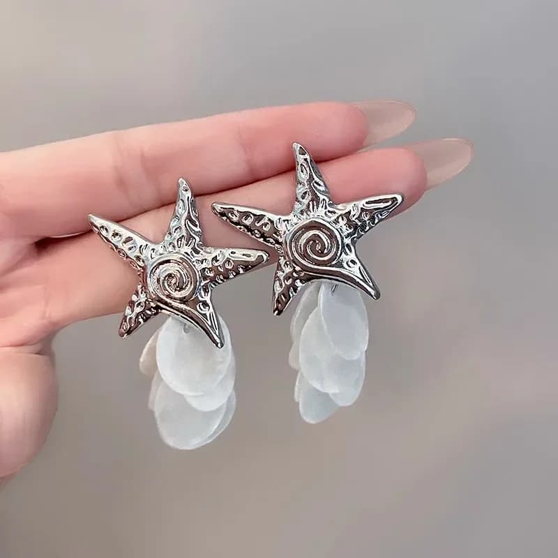 Design Sense Metal Starfish Tassel Earrings for Women White Round Disc Pendant Earrings Aesthetic Vacation Jewelry Accessories