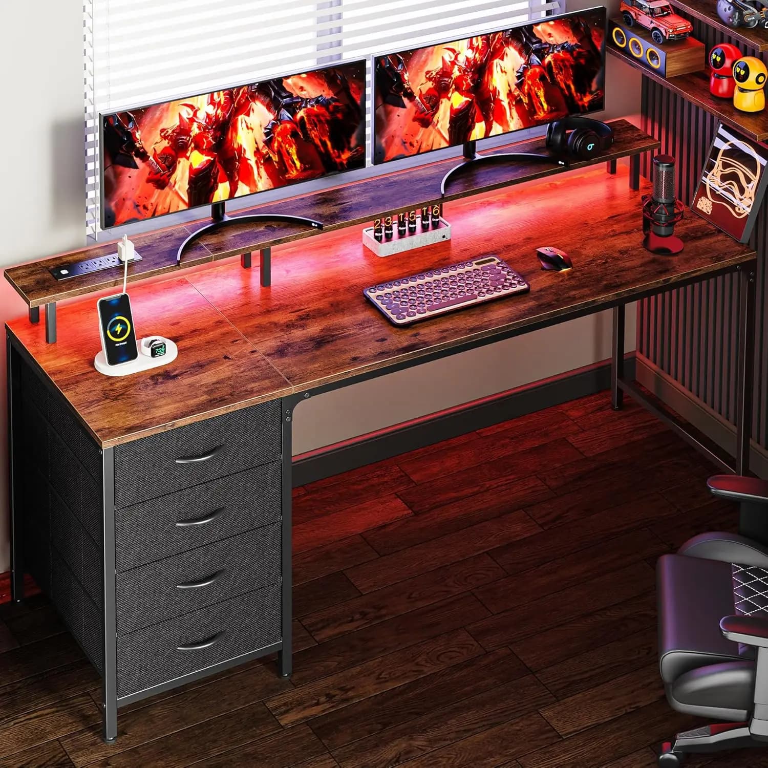 Scrivania da Gaming e Ufficio Rustica Marrone da 63 Pollici con Luci LED, Prese di Corrente e 4 Cassetti