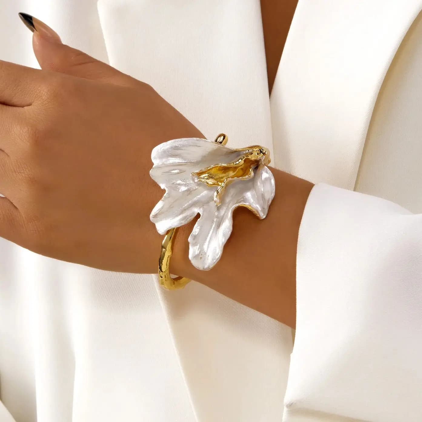 Bracciale da polso con fiore in metallo bianco moda per donna Accessorio per gioielli da festa per ragazza con braccialetto aperto in metallo color oro tulipano esagerato