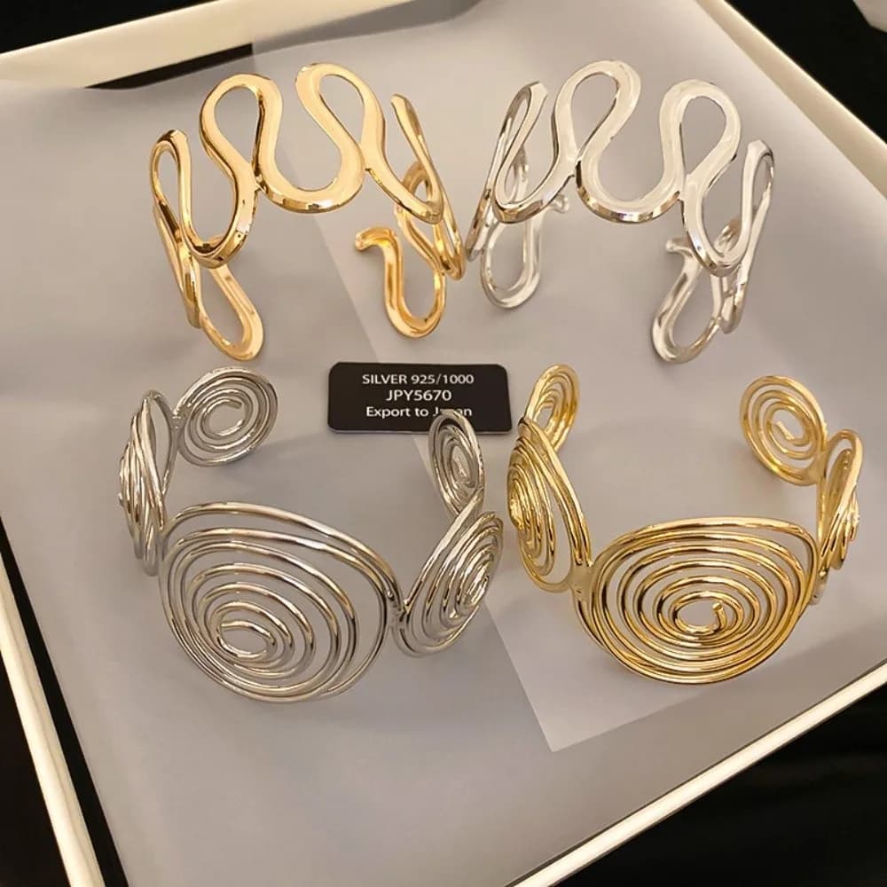 Bracciale Rigido in Lega Metallica Traforata con Apertura Larga, Stile Greco Ondulato Irregolare, Accessori Gioielli Oro Argento