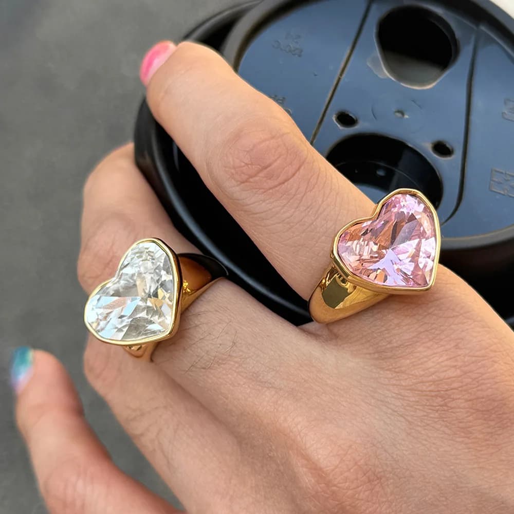 Anello a forma di cuore classico con strass di lusso leggero Anelli di San Valentino in acciaio inossidabile Colorfast Gioielli di nicchia alla moda Deluxe