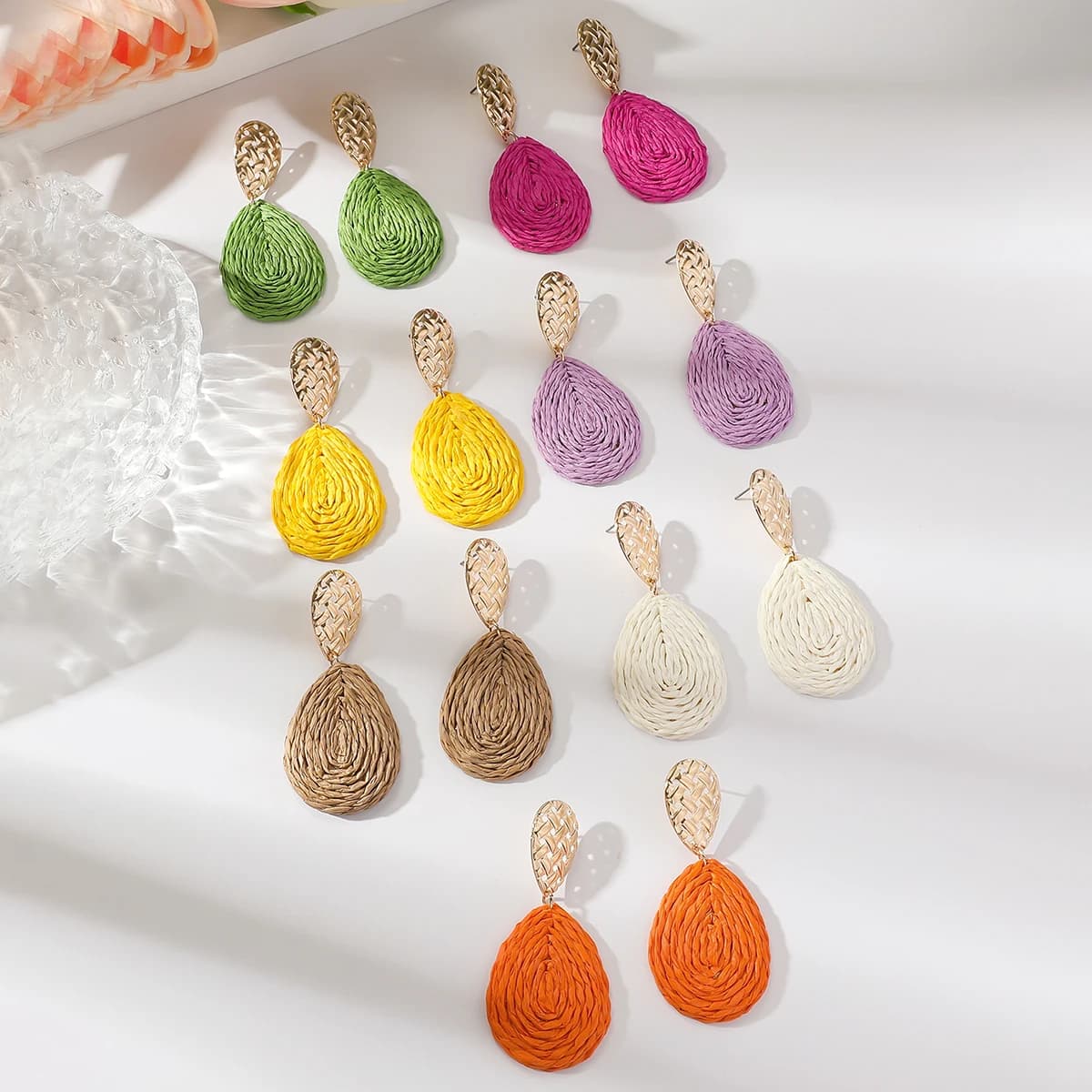 Orecchini pendenti in rafia intrecciati a mano di ispirazione bohémien Accessori eleganti e unici a forma di goccia Perfetti per le vacanze quotidiane delle donne