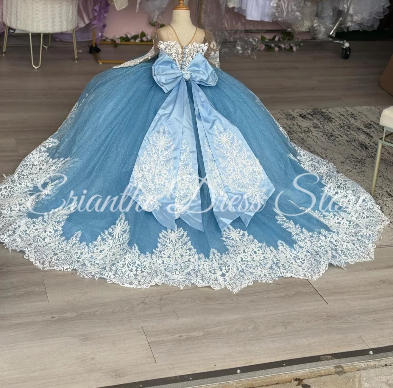 Abito da Damigella Azzurro Cielo per Matrimonio Personalizzato in Tulle Vaporoso con Applicazioni in Pizzo per Feste di Compleanno e Prima Comunione