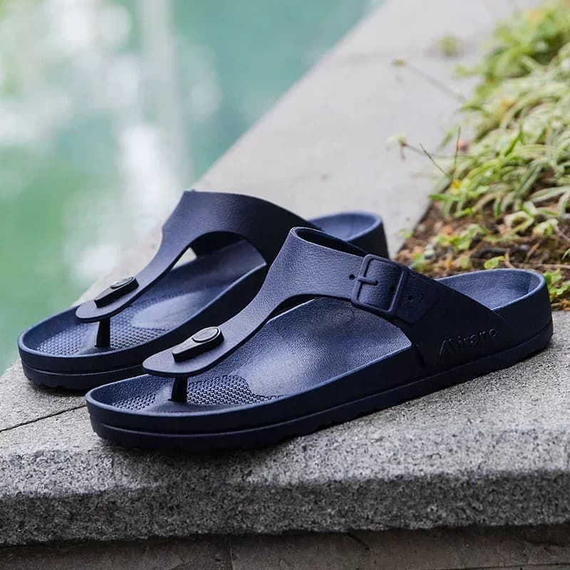 Pantofole da spiaggia traspiranti Nuovo design Moda Casual Solido Nero Scivoli piatti antiscivolo per uomo Infradito da uomo estivi