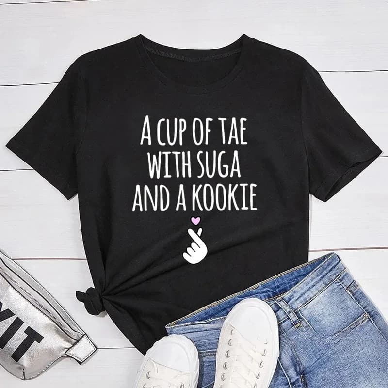 Idol Fashion Kpop Merch V Jhope Suga RM Jungkook T-shirt Una tazza di Tae con Suga e un Kookie T-shirt stampata da donna Kdrama