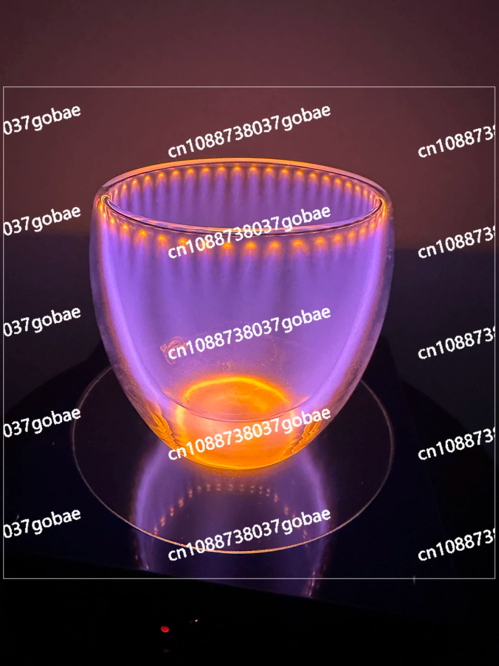 Bicchiere da birra in vetro luminoso wireless di alta tecnologia, di alta gamma, con elemento ionico.