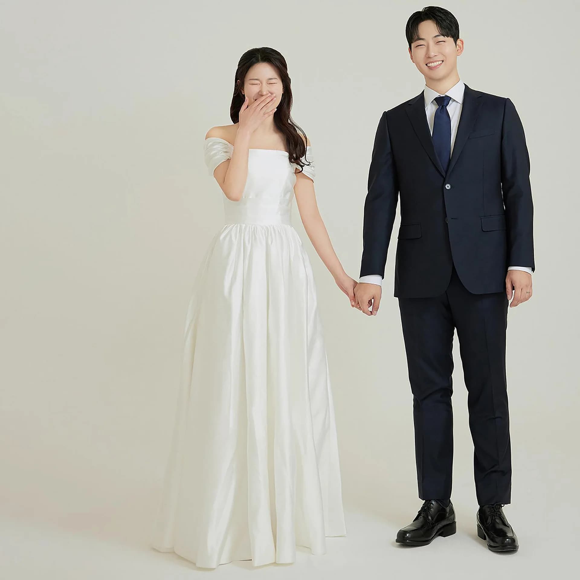 Abiti da sposa bianchi eleganti con spalle scoperte per le donne Abito da sposa lungo a trapezio Corea Servizio fotografico Pieghe Abito da sera personalizzato