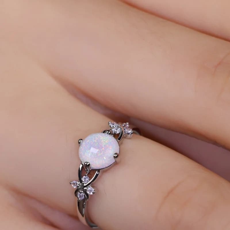 2026 New Four Claw White Australia Treasure Edge Exquisite Trendy Shining Ring Simple, Small, Light Luxury Elegant Jewelry