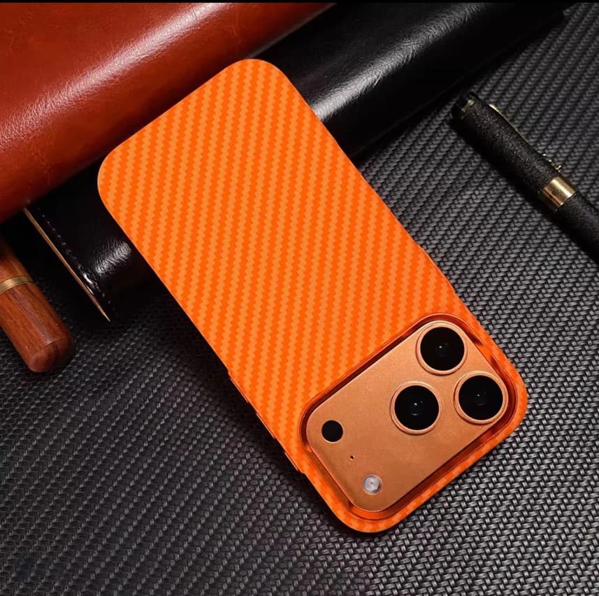 Custodia Magsfae arancione con texture in fibra di carbonio di lusso per iPhone 17 Pro Max / 17 Pro Cover per PC con protezione per lenti in lega di ricarica wireless