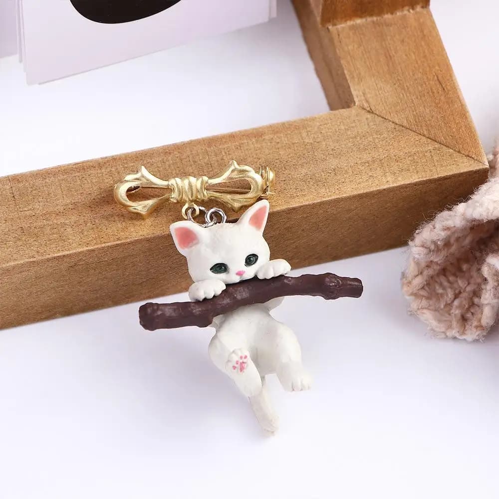 Spilla animale gatto carino 3D che tiene un ramo gatto abbraccio spilla albero spilla tridimensionale per le donne vestiti ragazza decorazione borsa