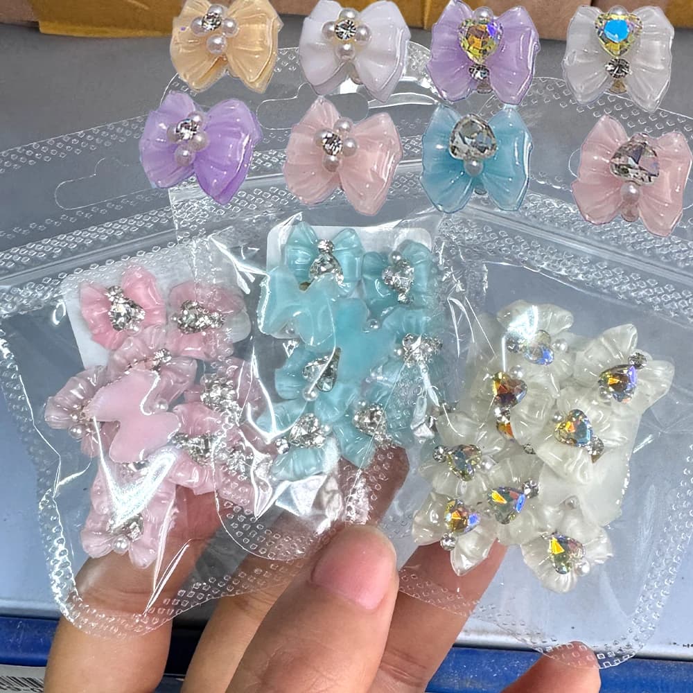 10 pz 3D Ghiaccio Trasparente Arco Unghie artistiche Pendenti e Ciondoli 14*13mm Nastro Bowtie Cuore Strass Parti Del Chiodo Bella Resina Bowknot Nail Accesso