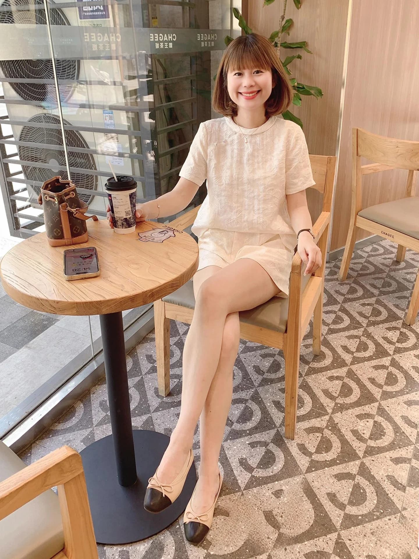 T-shirt a maniche corte alla moda che snellisce la figura e pantaloncini a vita alta, set due pezzi da donna, completo estivo elegante e alla moda