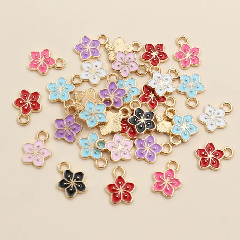 50Pcs 11x9mm piccoli ciondoli con ciondoli a forma di fiore in lega Multi colori per collane con braccialetti fai da te accessori per la creazione di gioielli