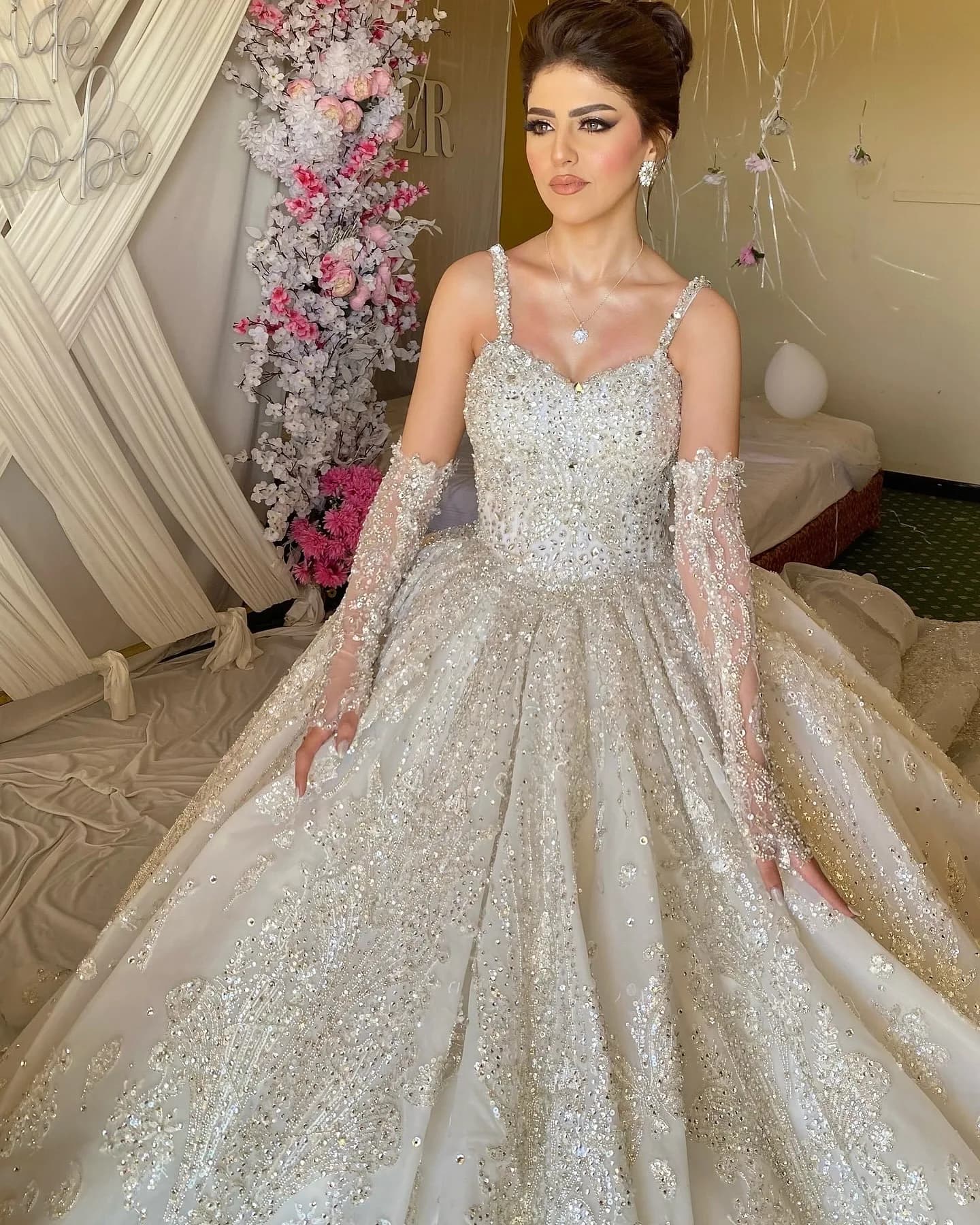 Abito da ballo di lusso Abiti da sposa Strass Abito da sera con scollo all'americana in cristallo scintillante Vestido De Noiva Corte dei treni Personalizzato