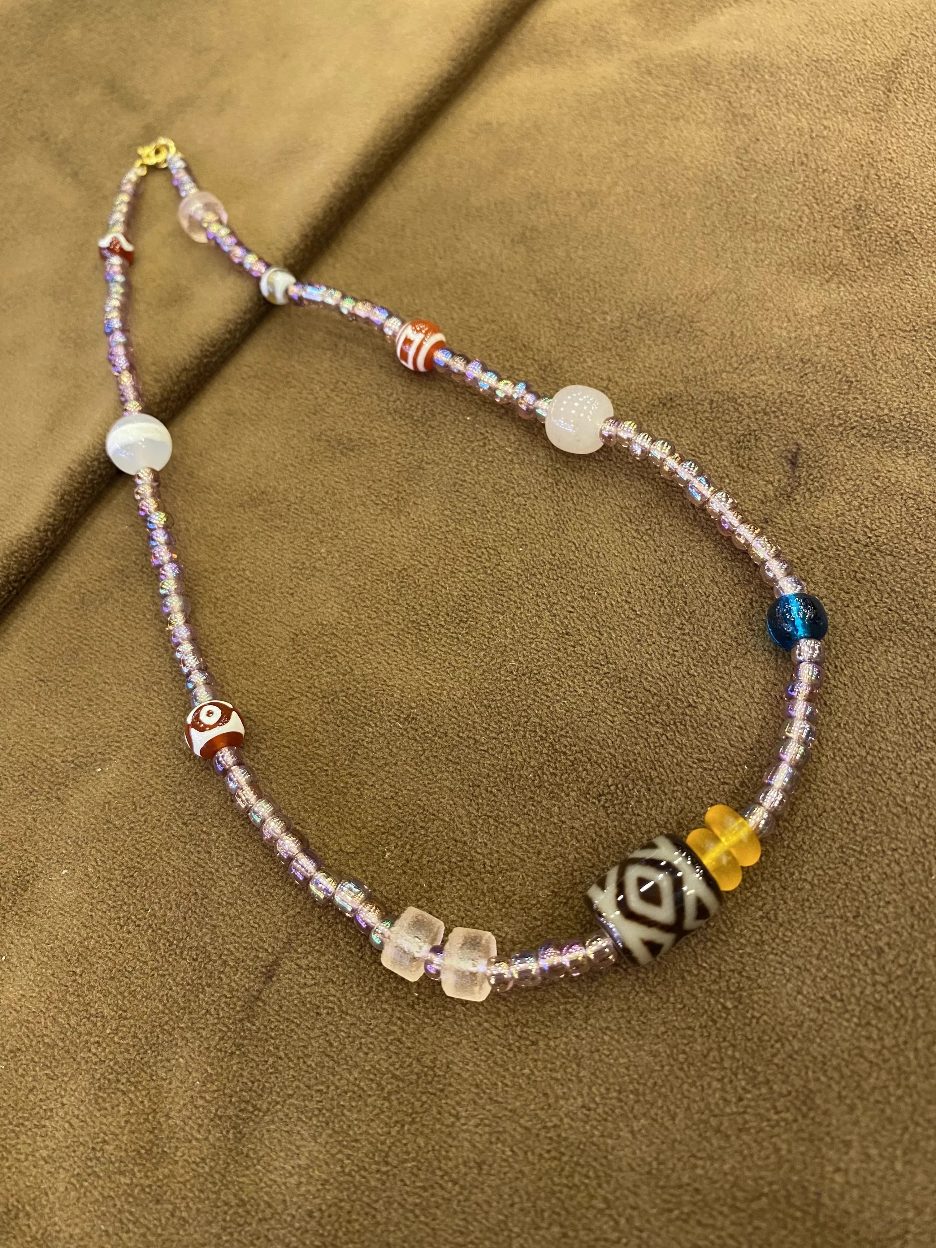 Collana di Perline Iridescenti Viola con Accenti Multicolore