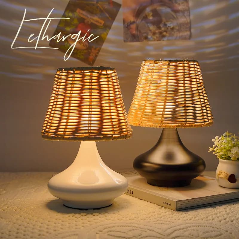 Lampada da Tavolo LED con Paralume in Bambù Intrecciato a Mano, Base in Ferro Stile Boho, Dimmerabile USB per Camera da Letto e Soggiorno