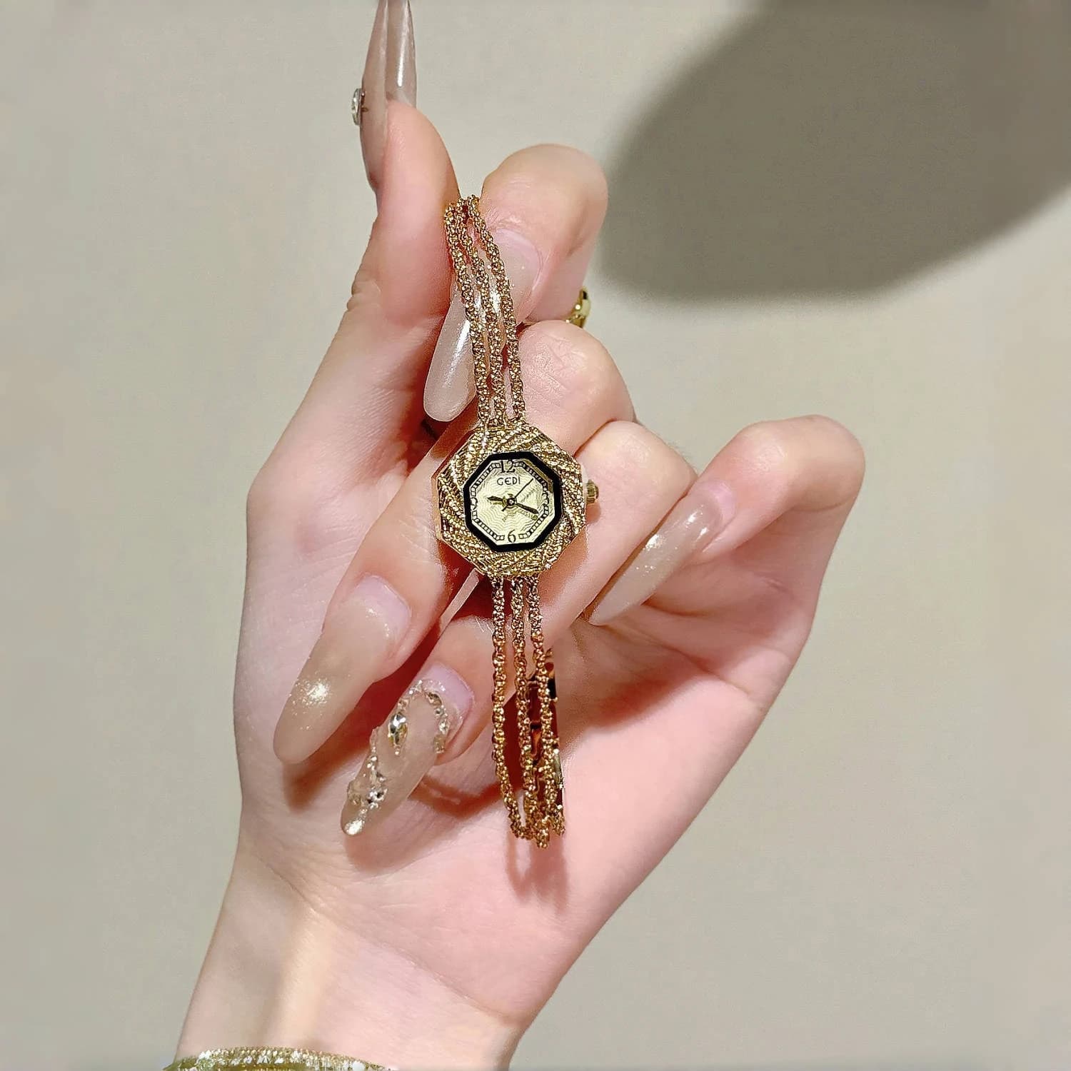 New Luxury Golden Watches for Women Elegant Alloy Case Jewellery Chains Bracelet Quartz Women's Watch exquisite fashionable woman's watch