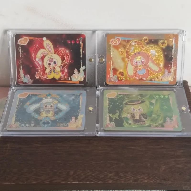 Carte Collezionabili Ufficiali Baby Three a Tema Anime con Glitter e Custodie Protettive Rigide Trasparenti per Collezionisti di Carte