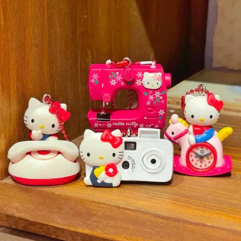 Nuovo Prodotto in Stock: Collezione 50° Anniversario - Design Kt Cat Mini Telefono Nostalgico, Macchina da Cucire, Fotocamera, Scena Penda