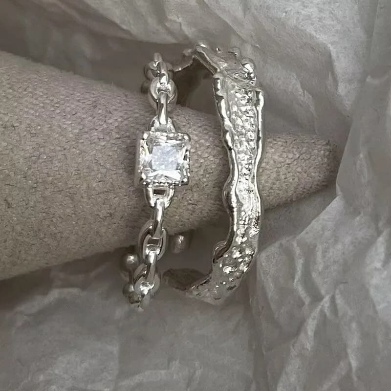Anello da donna con motivo a diamante quadrato piccolo e brillante, design di nicchia di lusso leggero, anello aperto versatile, semplice e alla moda, dal tocco raffinato.