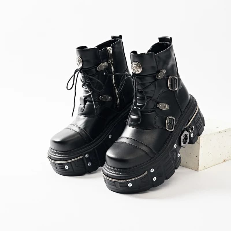 Nicchia con piattaforma da uomo 2025 Nuovo stile europeo e americano Stile gotico Locomotiva con piattaforma Sneakers Stivali punk da donna