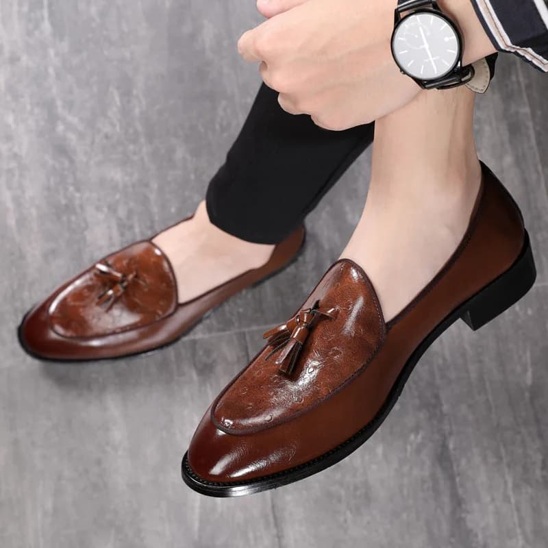2023 Mocassini da uomo Scarpe classiche da lavoro casual Festa di nozze Quotidiano Retro Punta tonda Nappa Scarpe eleganti in pelle scamosciata sintetica tinta unita