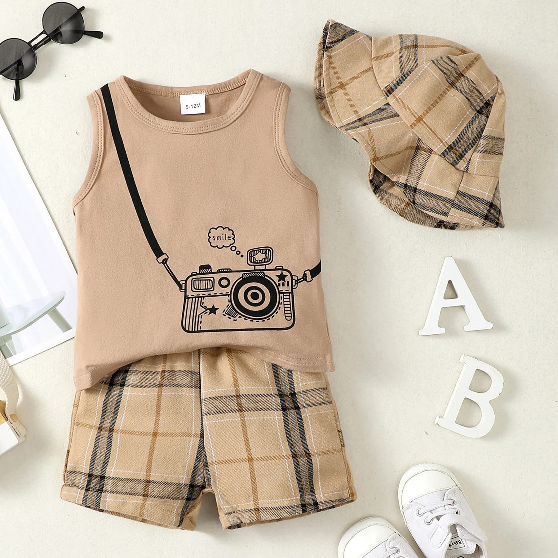 3 pezzi Baby Boys Cute Camera Graphic Print canotta e pantaloncini scozzesi e cappello da pescatore Set vestiti per l'estate