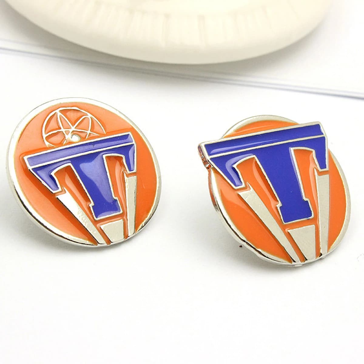 2 Pz/set Film Tomorrowland Logo Spilla Smaltata Creativo Divertente Spilla Zaino Distintivo In Metallo Gioelleria Raffinata E Alla Moda Accessori Regali