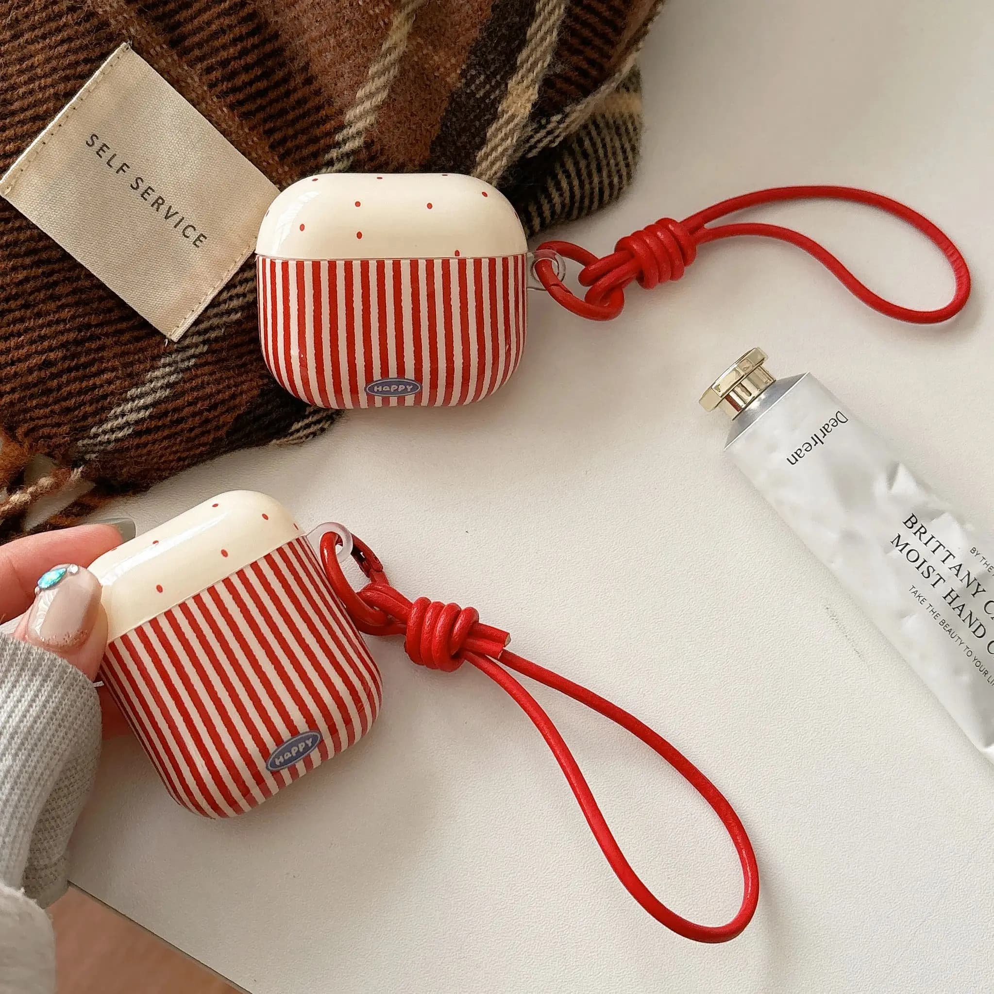 Chic Red Polka Dot Splicing Line Stripes Pattern Custodia protettiva lucida per auricolari con cordino rosso per AirPods 1 2 3 4 Pro 2 Pro3