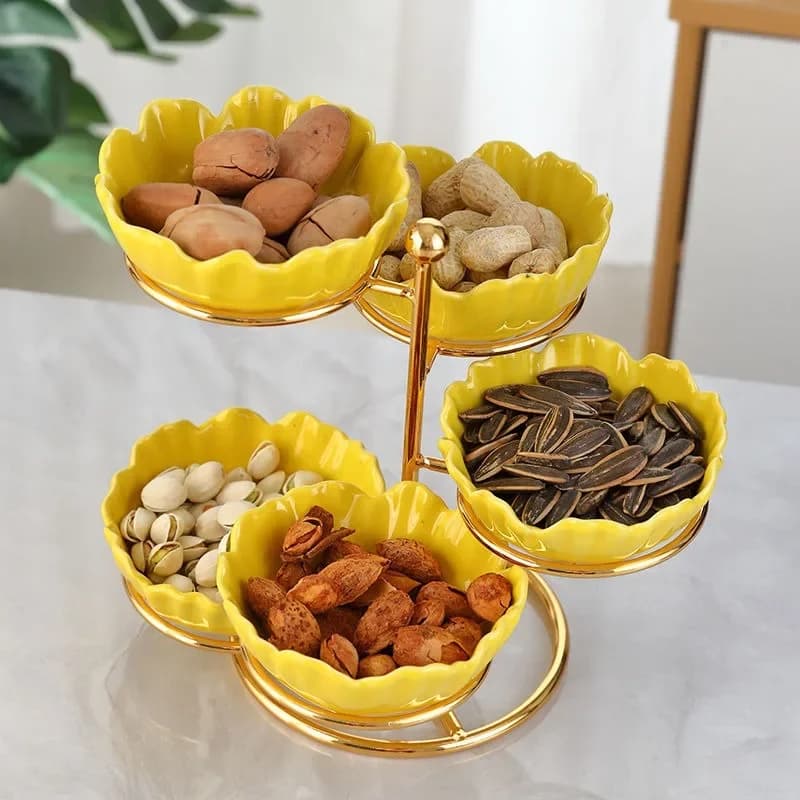 Camera d'albergo, rinfreschi per la casa, snack da tavola, frutta secca, noci e frutta candita, piatto per snack, contenitore per snack, ristorante dell'hotel