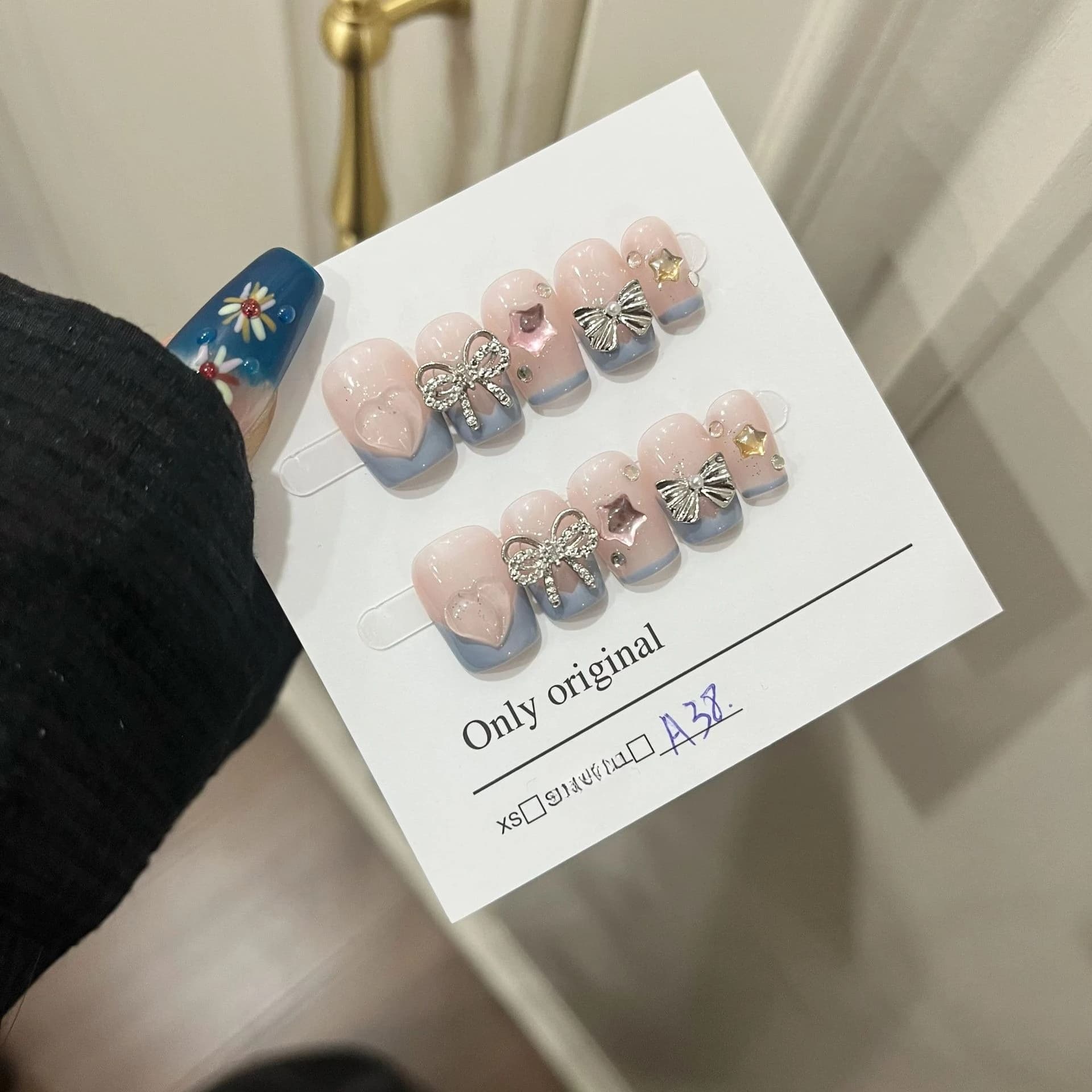 10 Pezzi Unghie Finte con Fiocco in Zircone, Unghie Press-on con Glitter e Diamanti, Unghie Finte Blu Stile Francese con Perle Sognanti, Unghie Finte Corte Quadrate Dolci