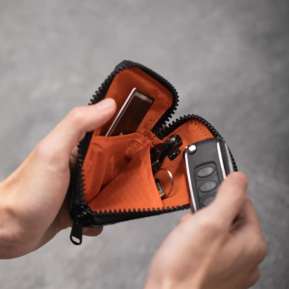 Astuccio per carte con cerniera - Da utilizzare come portafoglio per carte e portamonete - Contiene 12-20 carte e contanti - Realizzato con Axoflux nero e blocco RFID