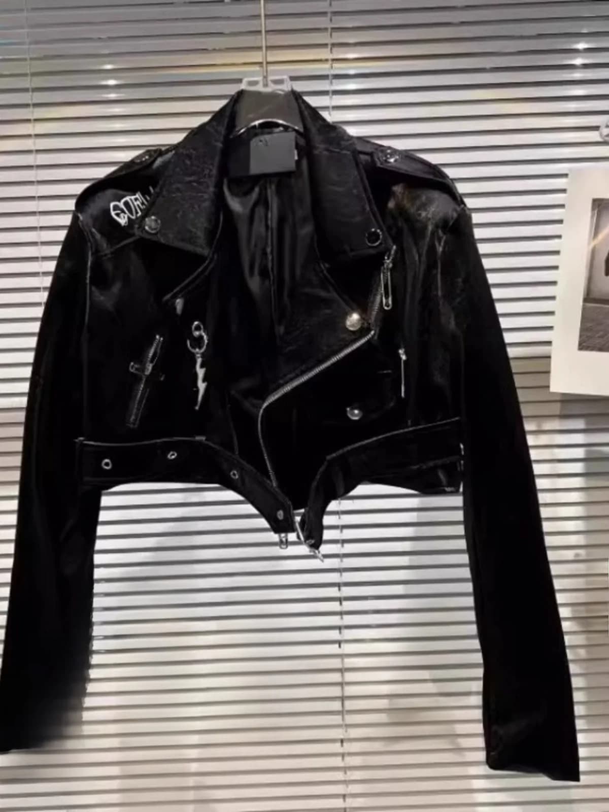 Giacca da Moto Ricamata di Alta Gamma con Cintura, Nuovo Stile Primaverile da Donna, Cappotto Corto in Pelle PU, Manica Lunga, Colletto a Risvolto, Chiusura con Cerniera