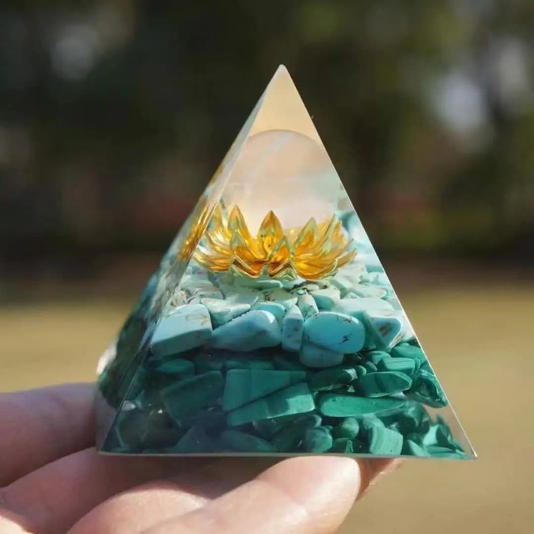 Piramide di orgone di fiore di rame con sfera di quarzo rosa da 1 pezzo con cristallo turchese e malachite, ornamenti fatti a mano per desktop domestico